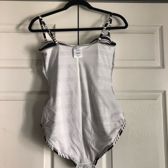 Swimsuit - Picture 5 of 5